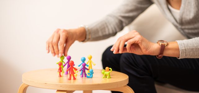 ¿Qué son las Constelaciones Familiares y cómo pueden ayudar? Sandra Donadeu como terapeuta en Constelaciona Familiares en Palma de Mallorca mostrando herramientas para sesiones individuales